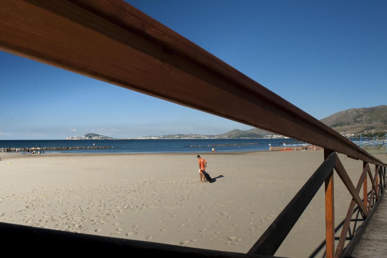 Livingapple Beach Minturno Exteriör bild